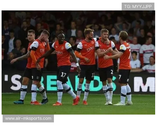 德比郡主场气氛火爆，球迷助威助力球队强势出击